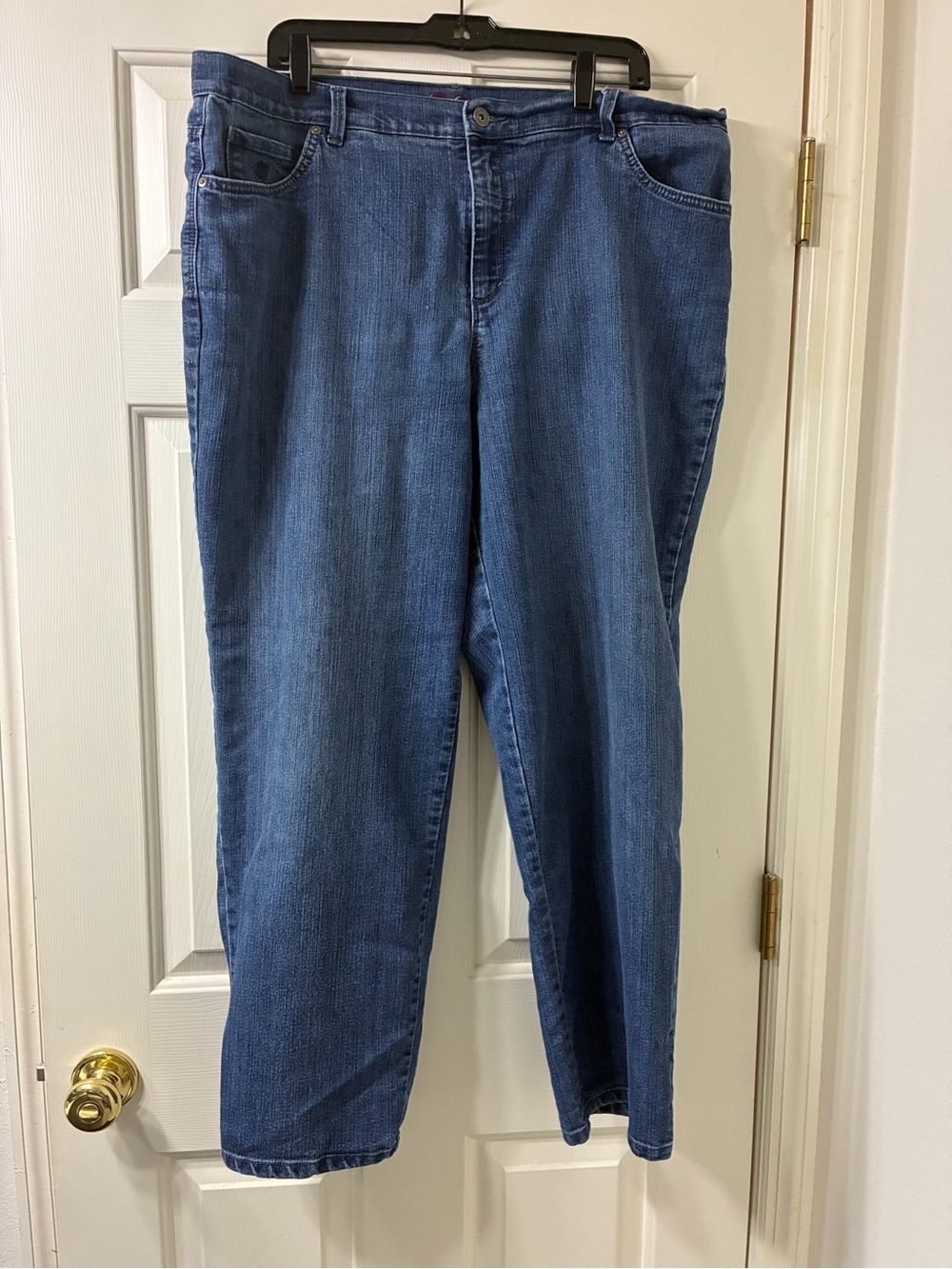 Women's Straight Leg Jeans in Medium Blue